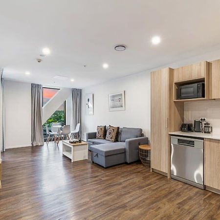 Stunning Ellerslie Apartment + Private Balcony Auckland Exterior photo
