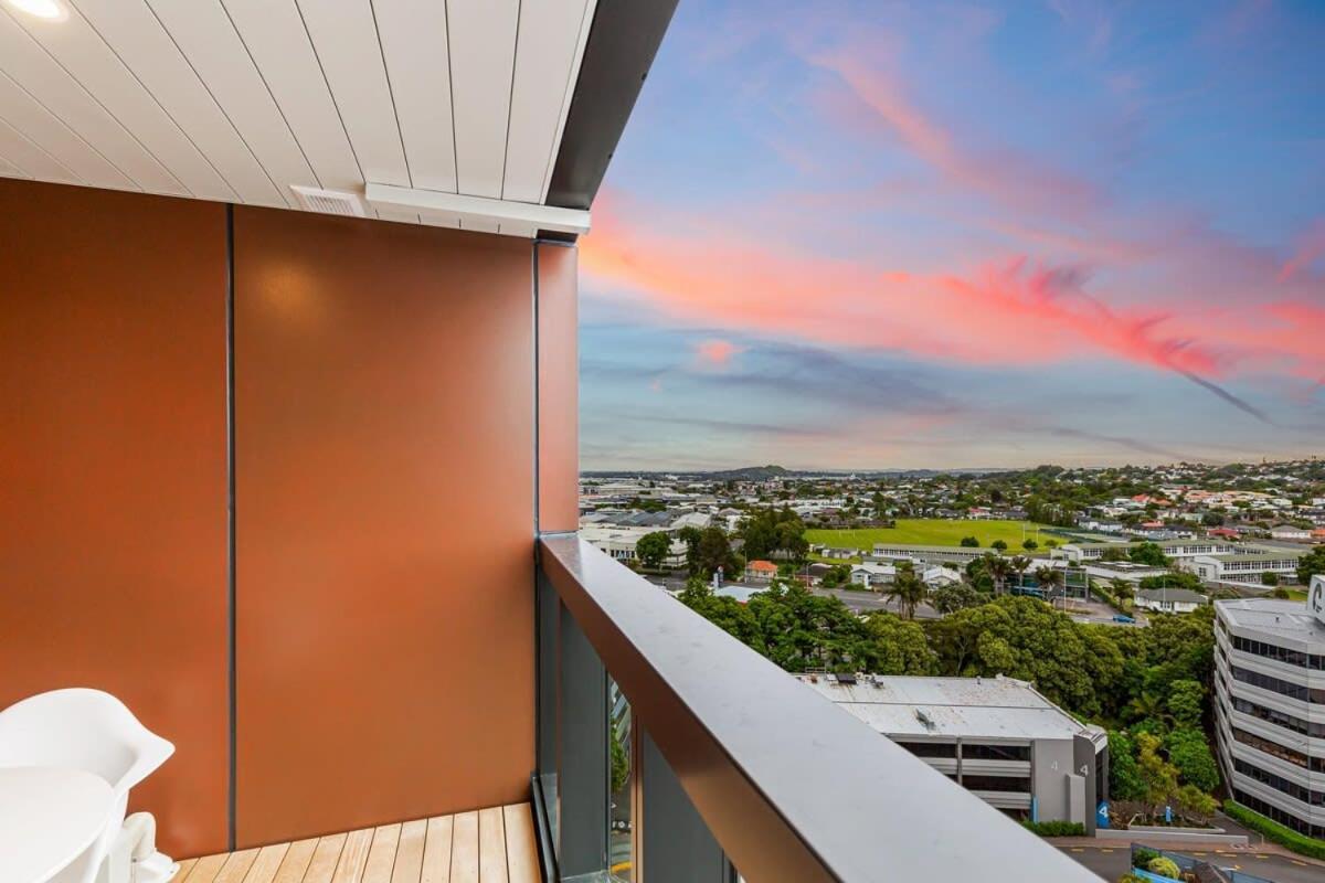Stunning Ellerslie Apartment + Private Balcony Auckland Exterior photo