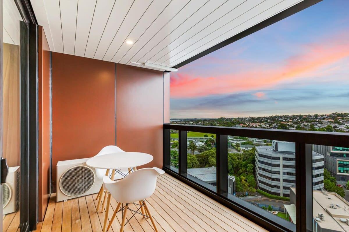 Stunning Ellerslie Apartment + Private Balcony Auckland Exterior photo